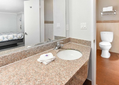 Motel 6 Anaheim - Convention Center image 21